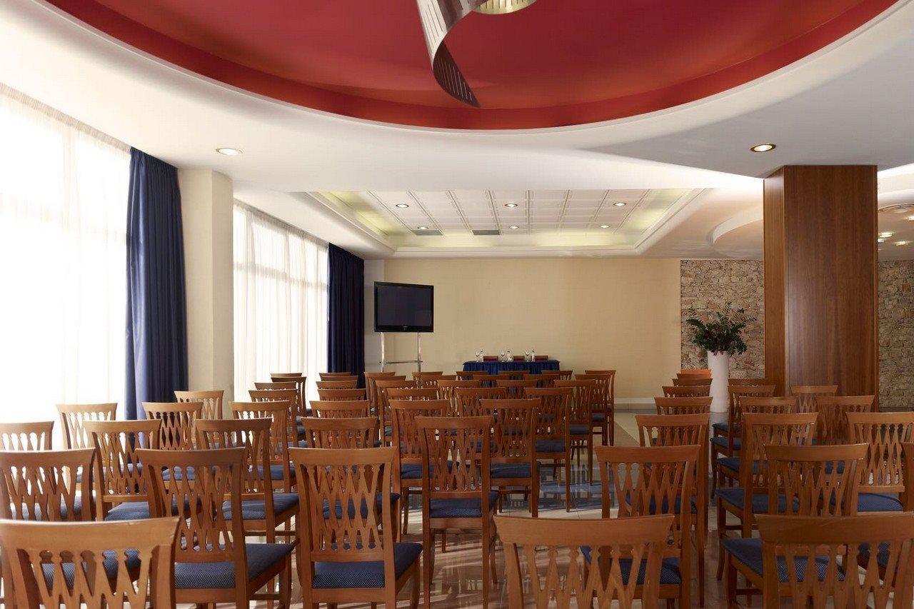 Arena Hotel מדולין עסק תמונה