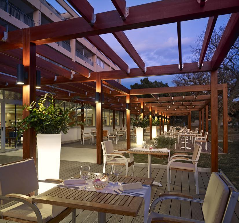Arena Hotel מדולין מסעדה תמונה