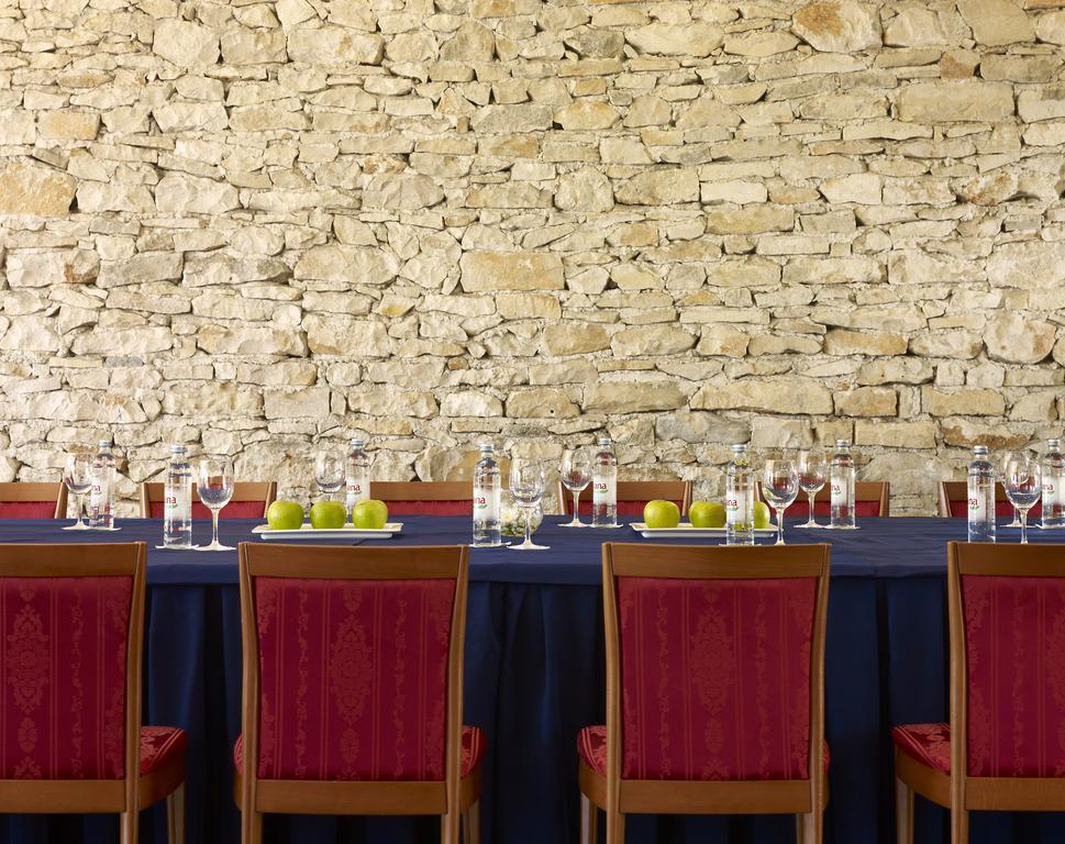 Arena Hotel מדולין מסעדה תמונה